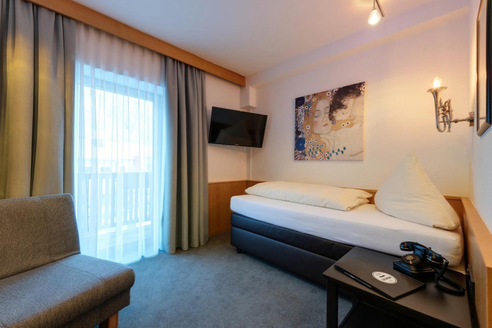 Hotel Pension Kirchplatz Санкт-Антон-ам-Арльберг Екстер'єр фото